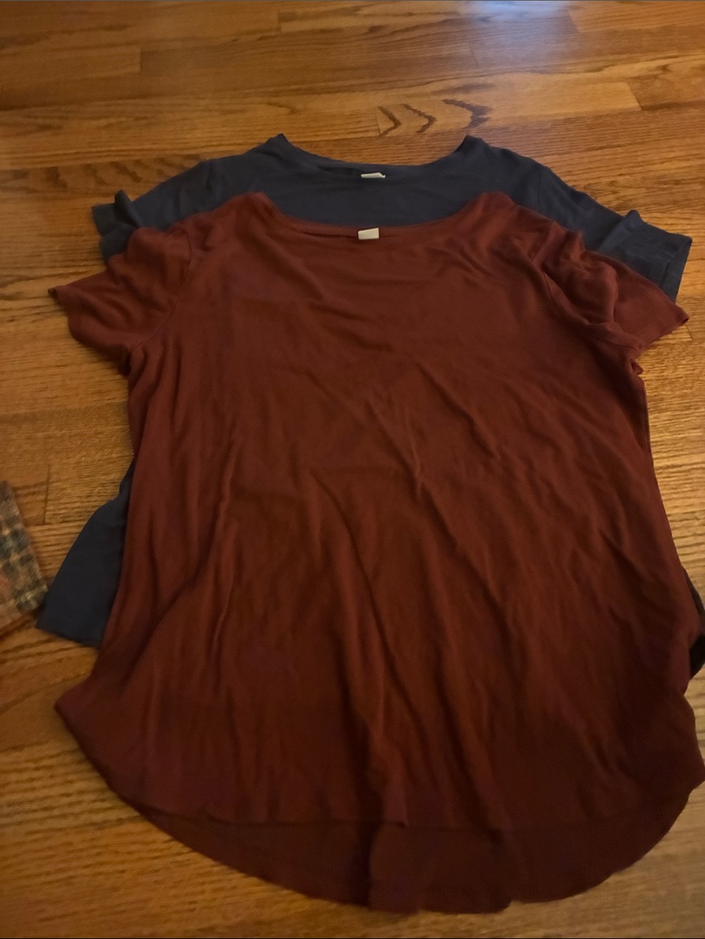 Old Navy Short Sleeve Crew Tee in Burgundy and Navy
